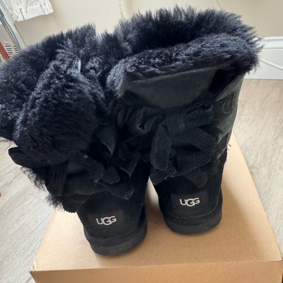 Size 7 Black Bailey Uggs in Original Box - Picture 2 of 4
